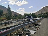 Seyir halindeki tır yola devrildi felaket kazada şoför feci şekilde hayatını kaybetti