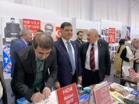 Dr. Mehmet Yavuz kitaplarını imzaladı
