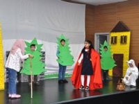 İlkokul öğrencilerinden tiyatro gösterisi