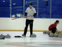 Curlingte heyecan sürüyor