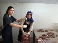 Anne kız cağ kebabı yapıyor