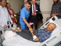 Erzurum Şehir Hastanesinde etkinlik..Başhekim Doç.Dr.İbrahim Hakkı Tör hasta hakları ve sorumlulukları konusunda bilgilendirdi, karanfil dağıttı