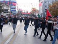 Cumhuriyetin 100. yılını Cumhuriyet Caddesi’nde bar oynayarak kutladılar