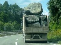 Dev kaya yüklü kamyonlar sürücüleri korkutuyor