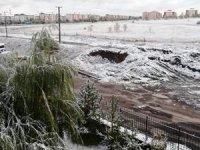 Erzurum kent merkezine mevsimin ilk karı yağdı