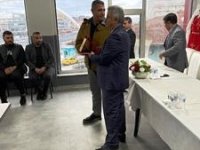 DÜZCE'DEKİ ERZURUMLULAR'DAN VALİ ASLAN'A FAHRİ HEMŞEHRİLİK PLAKETİ...