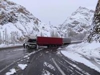 Yollarda kar ve buzlanma kazalara davetiye çıkarıyor