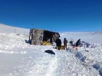 Erzurum'da yem yüklü kamyon devrildi