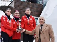 ÜNİLİG Kar Voleybolu şampiyonları kupalarını aldı