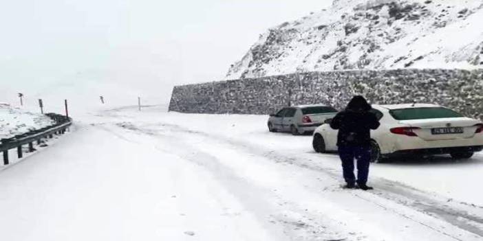 Yoğun kar yağışı, Palandöken geçidinde sürücülere zor anlar yaşattı