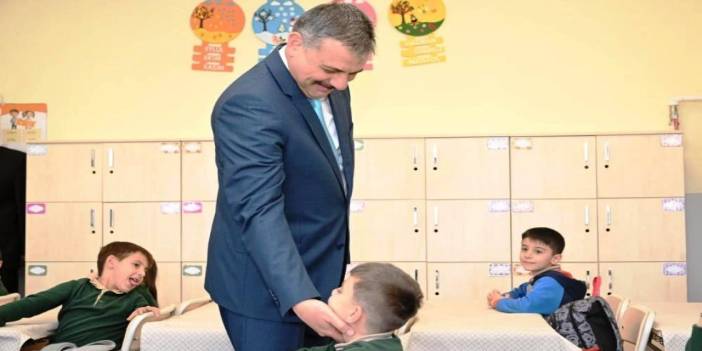 Vali Çiftçi öğrenci ve öğretmenlerle buluştu