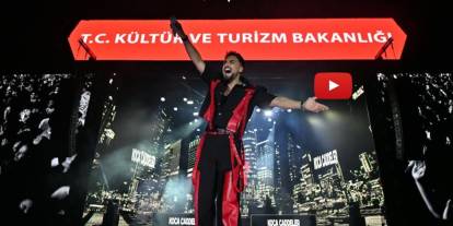 Erzurum’da Sefo coşkusu! Binlerce kişi aynı anda şarkılara eşlik etti