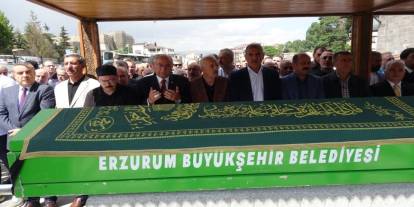 Erzurum basınının duayen ismi Öztürk Akkök dualarla son yolculuğuna uğurlandı
