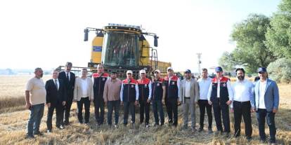 Vali Baruş buğday tarlasına girdi: Erzurum’da 650 dekarlık arazide hasat başladı