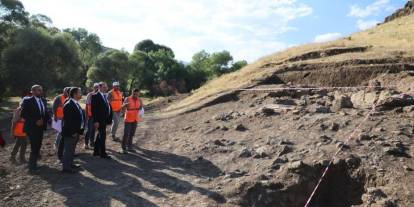 Erzurum’da 5 bin yıllık Parmaksız Kale Höyük’te tarihi keşif: Rektör Hacımüftüoğlu incelemelerde bulundu