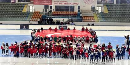 Erzurum’da buzda 30 Ağustos coşkusu! 129 genç sporcu şampiyonada buluştu