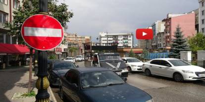 Esnafın kendi astığı “Ters yön” tabelası ses getirdi! Belediye harekete geçti