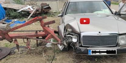 Erzurum’da korkutan kaza! Otomobil direği yerinden söküp tarım aletine çarptı