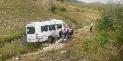 Erzurum-Rize yolunda korkutan kaza! Yolcu minibüsü şarampole yuvarlandı