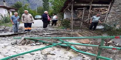 Erzurum’da sağanak sonrası sel paniği! İki araç sulara kapıldı