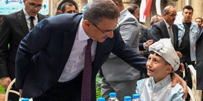 Erzurum’da 529 yıllık vakıf geleneği! Sünnet olan çocuklara bisiklet ve forma hediye edildi