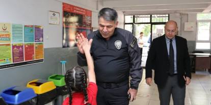 Erzurum’da okul çevrelerinde yürütülen güvenlik tedbirleri kapsamında görev yapan Motosikletli Polis Timleri, Faik Güngör Ortaok