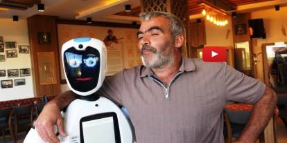Erzurum’da robot Şukufe şaşkına çevirdi! “Ağzı olsa cağ kebabı yiyecek”