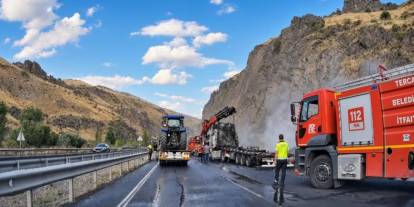 Erzurum-Erzincan yolunda korkutan yangın: Hayvan yemi yüklü tır kül oldu