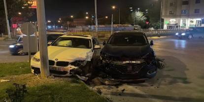 Yakutiye’de kavşak kazası: İki otomobil hurdaya döndü, 2 yaralı