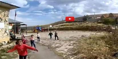 Erzurum’da jandarmayı gören çocuklar koşarak geldi: Sarılmaları yürekleri ısıttı