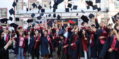 Atatürk Üniversitesi’nin Bakü’deki mezuniyet töreninde 200 öğrenci kep attı