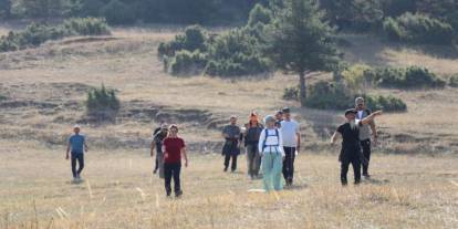15 kilometre yürüdüler, ormanda mola verip horon oynadılar