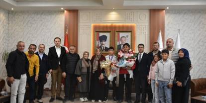 Balkan şampiyonu ve üçüncüsü Erzurum’da çiçeklerle karşılandı