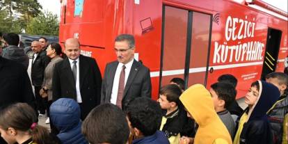 Erzurum’da Vali Baruş’tan gezici kütüphane ziyareti: Çocuklarla kitap sohbeti