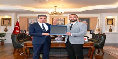 Genç Ahi’den Vali Baruş’a anlamlı hediye!