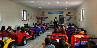 Erzurum’da minikler trafik kurallarını direksiyon başında öğrendi