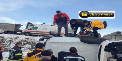 Direksiyon hakimiyetini kaybeden kamyon devrildi