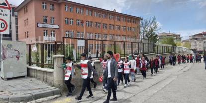 Öğrencilerden trafikte farkındalık uygulaması