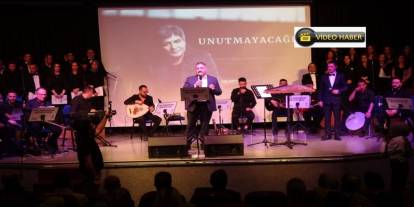 İbrahim Erkal sevgisi, salona sığmadı