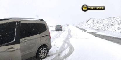 Palandöken geçidinde ulaşıma kar ve tipi engeli