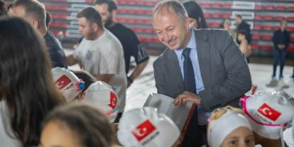 Çakmur’dan genç kulaçlara en tatlı moral