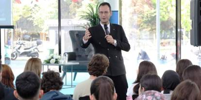 Profesörden yapay zeka uyarısı: "Mesajlarınız okunuyor, analiz ediliyor"