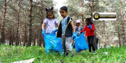 Büyüklerin kirlettiği çevreyi minikler temizledi