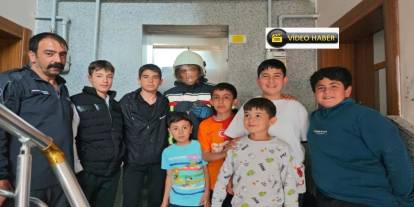 Asansör boşluğuna düşen kuş kurtarıldı