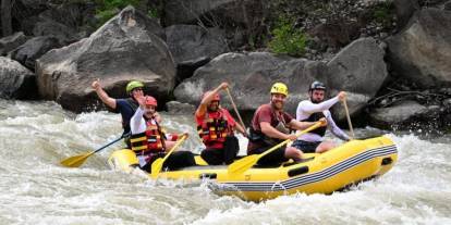 Vali Mustafa Çiftçi bu defa coşkun sularda rafting yaptı