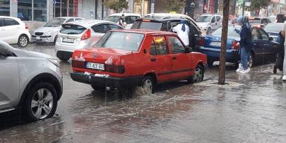 Erzurum'da sağanak hayatı felç etti