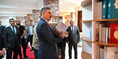 Vali Mustafa Çiftçi, kütüphanede kitapları bizzat kendisi raflara dizdi