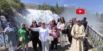 Tortum Şelalesi coştu, ziyaretçi akınına uğradı