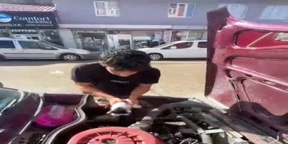 Yavru kedi otomobilin motor bölümünde sıkıştı