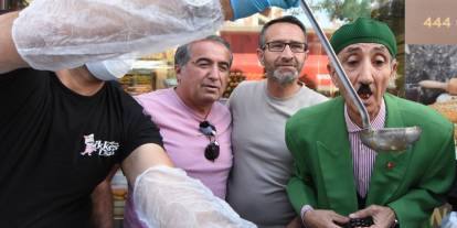 'Tatlıcı Ökkeş' Ustadan 15 Bin Kişiye Aşure İkramı....
